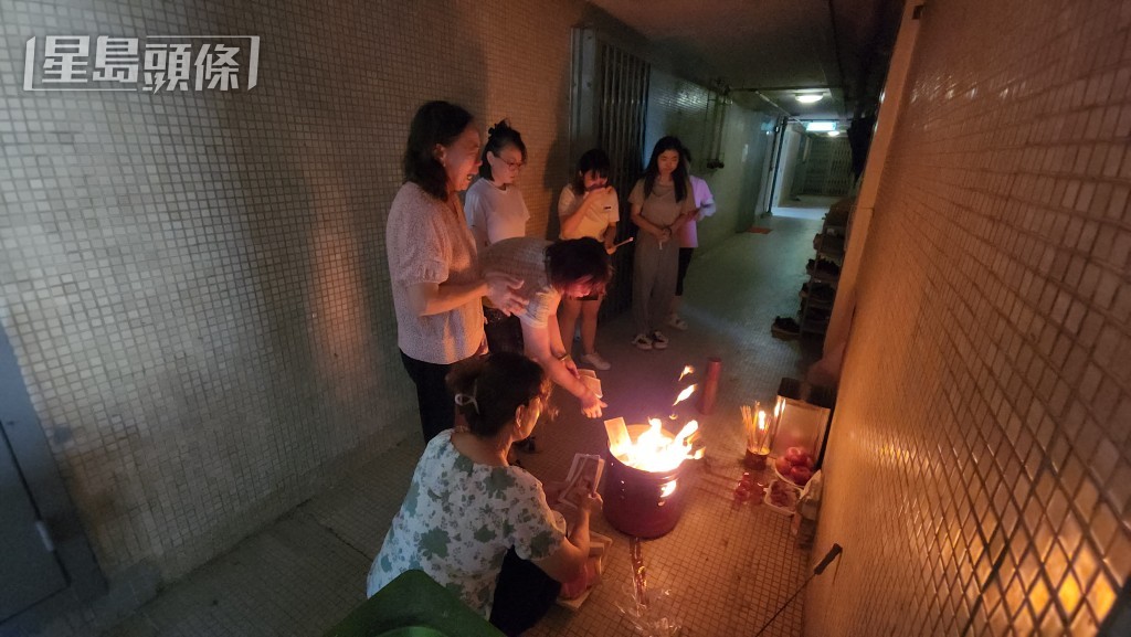 劉浩祥的家人於元朗的寓所外進行拜祭。 劉浩祥的家人於元朗的寓所外進行拜祭。