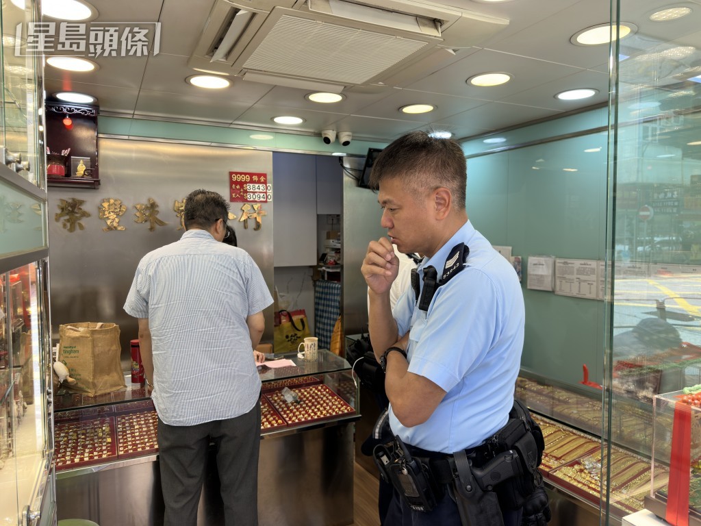 警員在金舖內調查。梁國峰攝 警員在金舖內調查。梁國峰攝