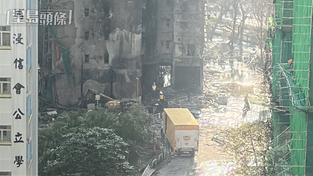 災後工人在宏昌閣地下清理棚架雜物。資料圖片 災後工人在宏昌閣地下清理棚架雜物。資料圖片