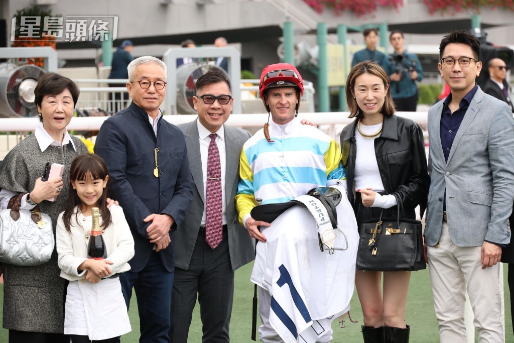 「黑白」馬主陳佛恩及其女兒陳穎怡。 「黑白」馬主陳佛恩及其女兒陳穎怡。