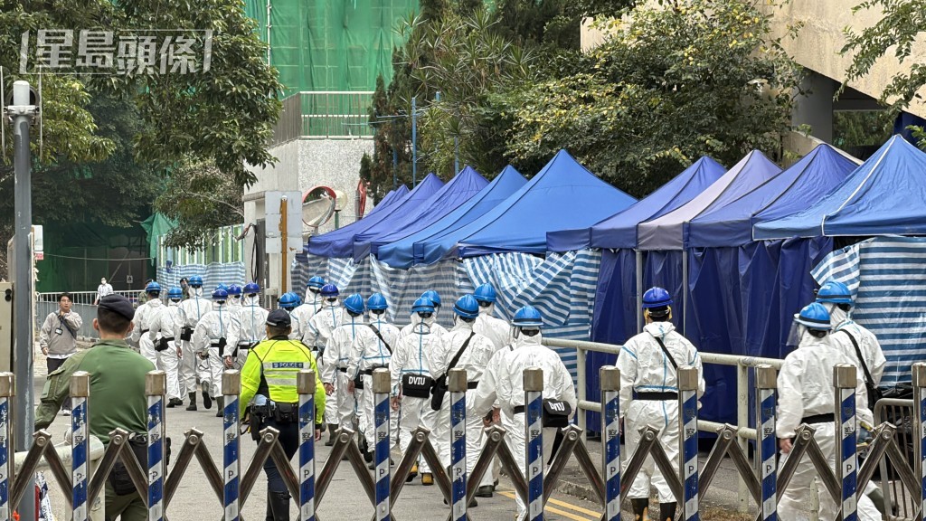 DVIU及鑒證科人員再到火災現場搜證。梁國峰攝