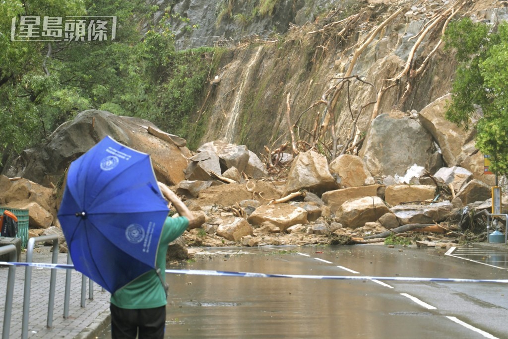 耀東邨山泥傾瀉堵塞路面情況。資料圖片 耀東邨山泥傾瀉堵塞路面情況。資料圖片