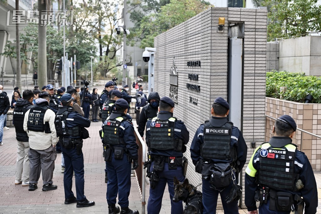 支聯會顛覆案今日開審，警方於法院外維持秩序。劉駿軒攝