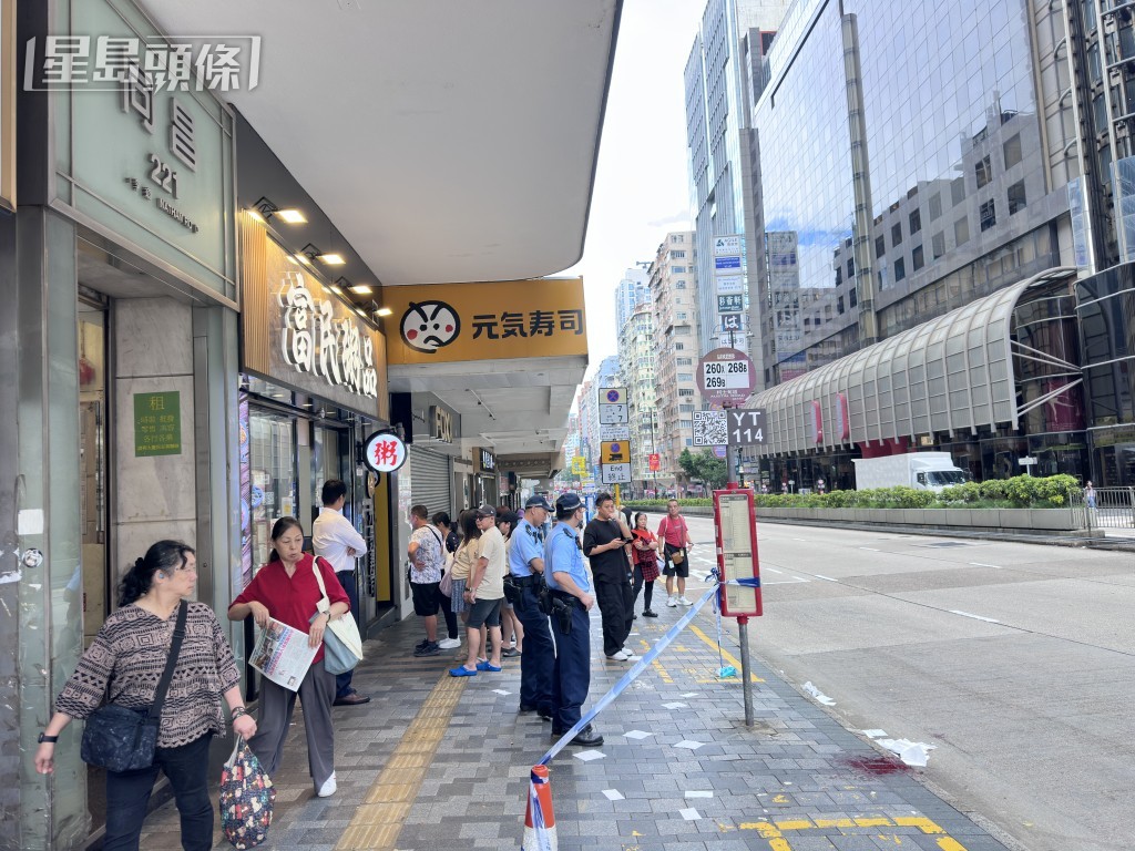 警員封鎖巴士站範圍。