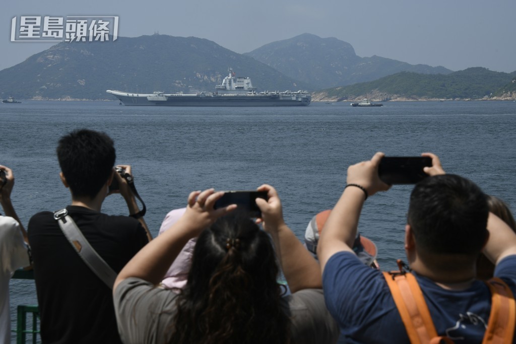 市民歡送山東艦航母編隊。 市民歡送山東艦航母編隊。