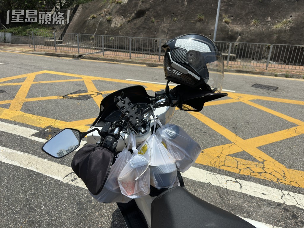 電單車車頭掛有多袋外賣。 電單車車頭掛有多袋外賣。