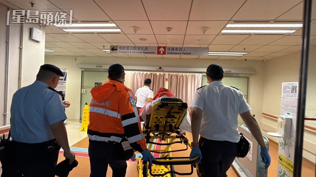 寶馬司機由救護車送院。