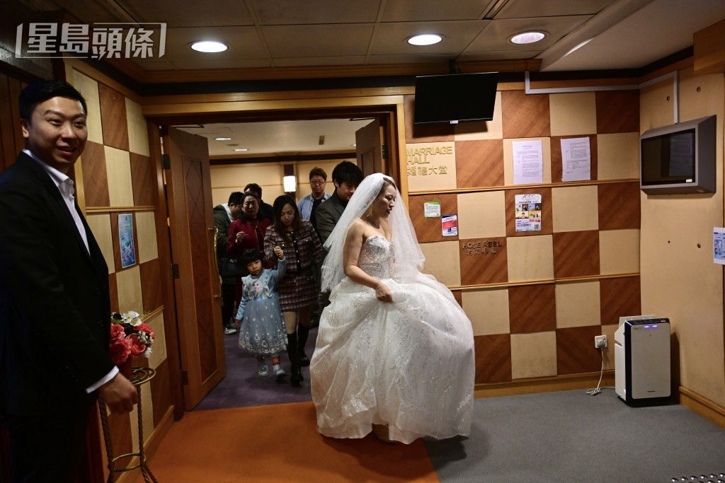 新人陈生及陈太在情人节注册正式成为夫妇。陈极彰摄