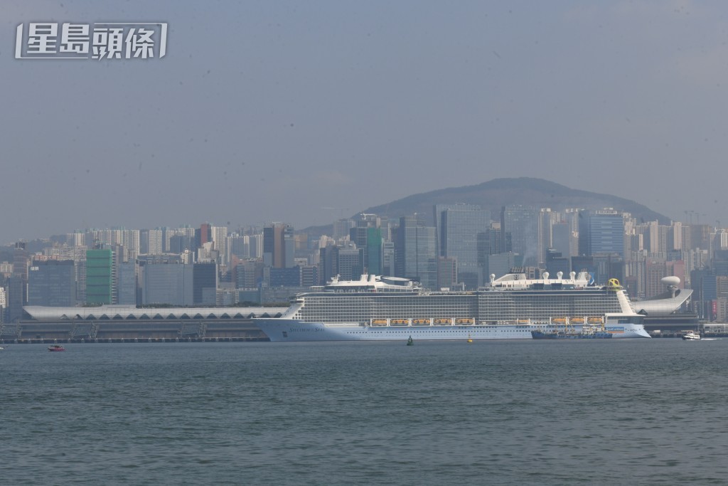 大型郵輪「海洋光譜號」今早抵港。鍾健華攝 大型郵輪「海洋光譜號」今早抵港。鍾健華攝