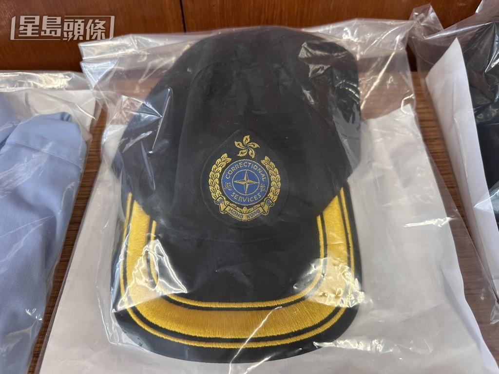 證物包括一頂懲教署帽。 證物包括一頂懲教署帽。