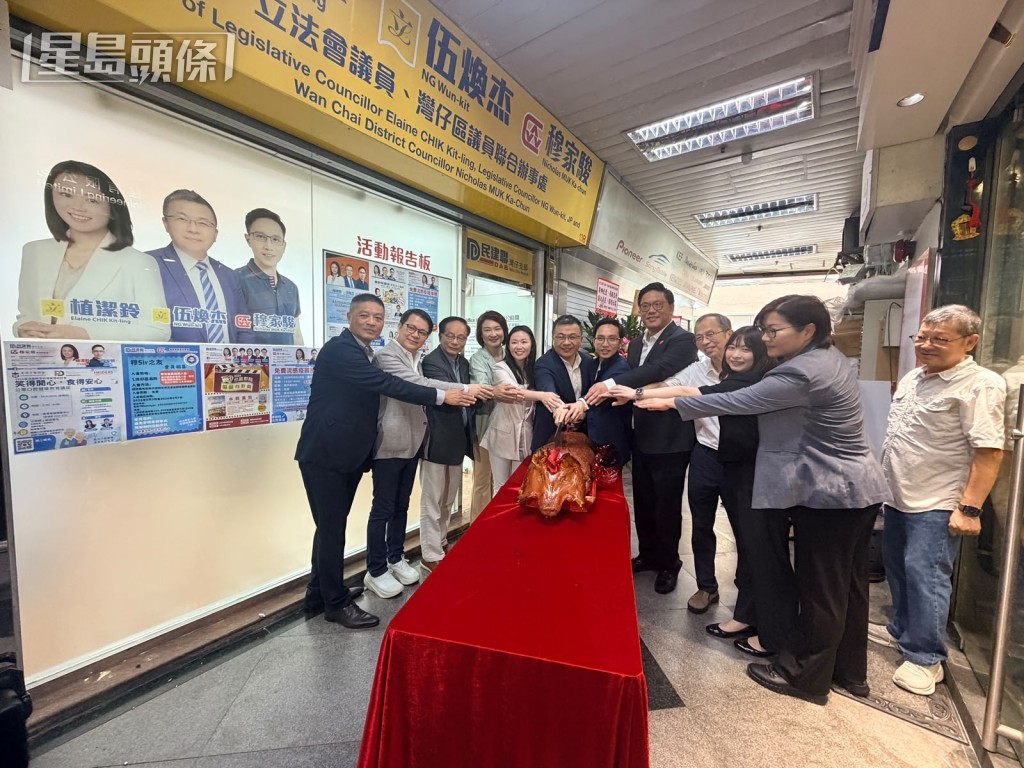 植潔鈴、伍煥杰與穆家駿在天后設立的聯合辦事處,今早舉行開幕典禮。 植潔鈴、伍煥杰與穆家駿在天后設立的聯合辦事處,今早舉行開幕典禮。