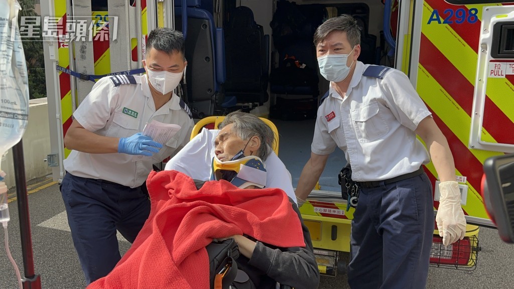 傷者清醒由救護車送院。梁國峰攝