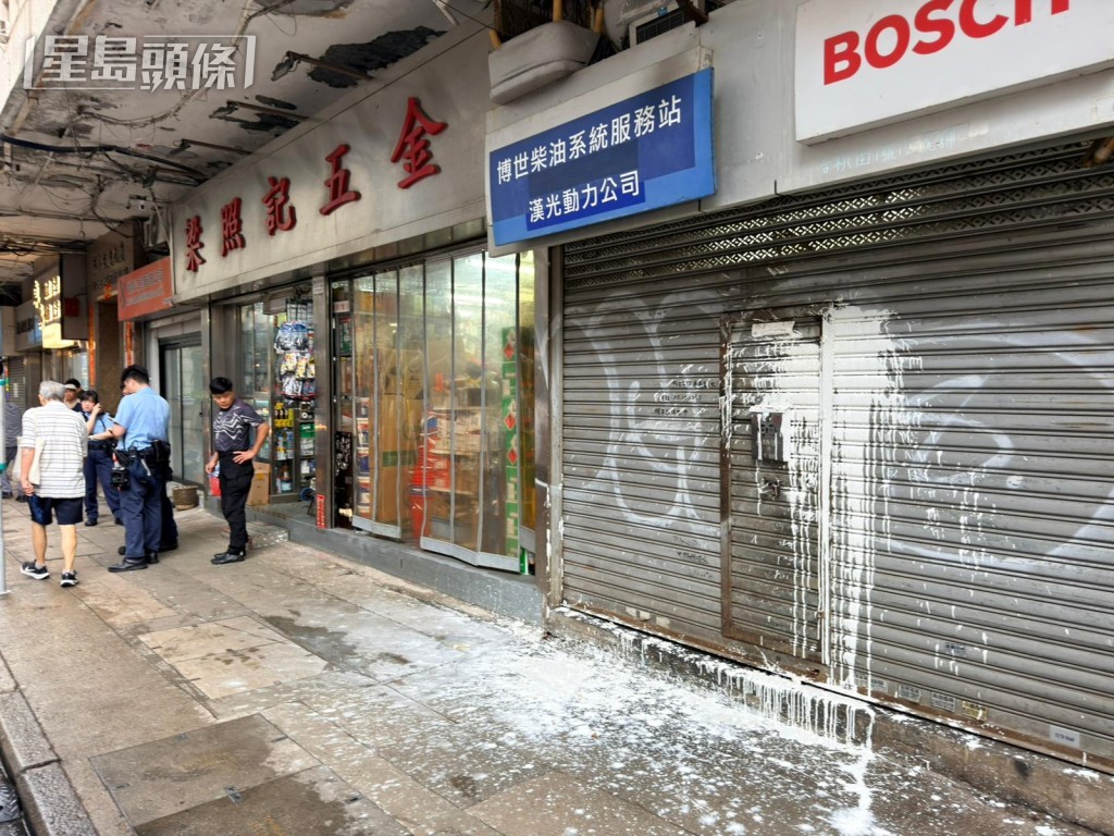 店舖遭人淋潑混有糞便的白色油漆。梁國峰攝 店舖遭人淋潑混有糞便的白色油漆。梁國峰攝