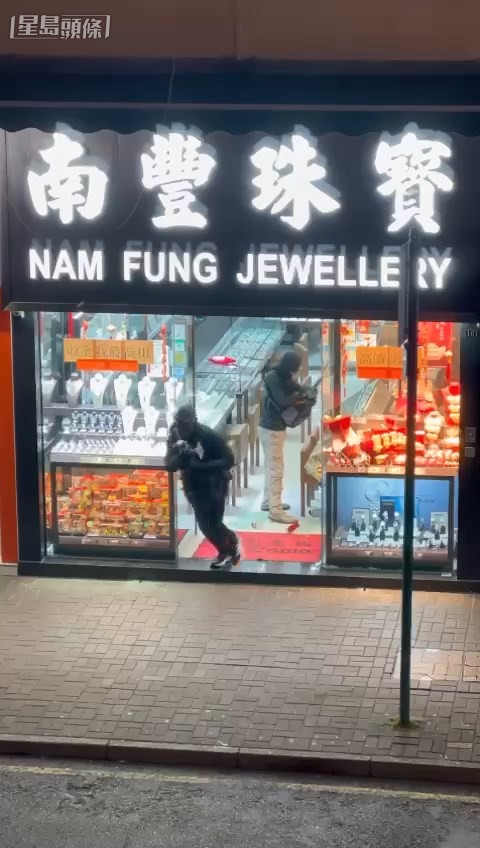 4名身穿黑衫的賊人闖入珠寶店，用硬物毀壞多個飾櫃，擸走一批金器首飾。