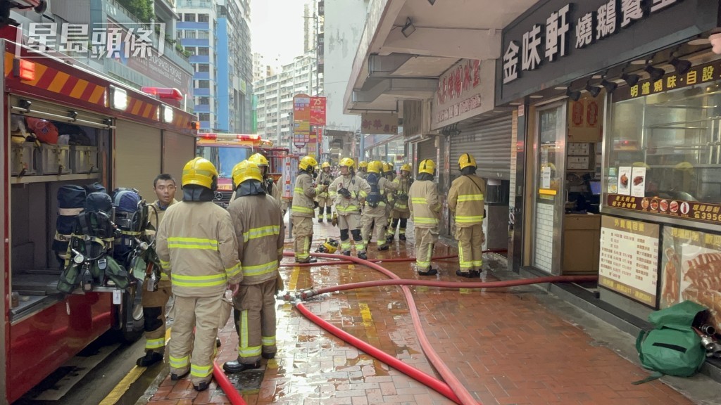 两𩠌饭餐厅发生火警，消防同时借用邻舖地方救火。杨伟亨摄