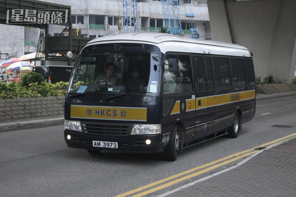 各被告由囚車送抵法院。陳浩元攝