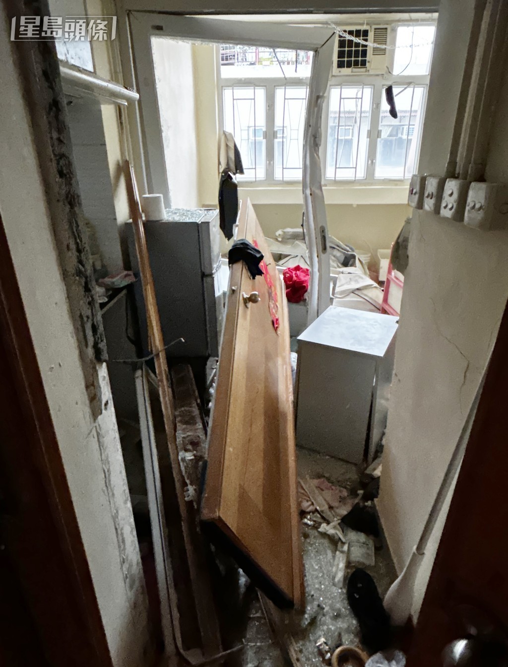 單位損毀嚴重,木門倒下,門框和窗花變形,遍地玻璃碎。 單位損毀嚴重,木門倒下,門框和窗花變形,遍地玻璃碎。