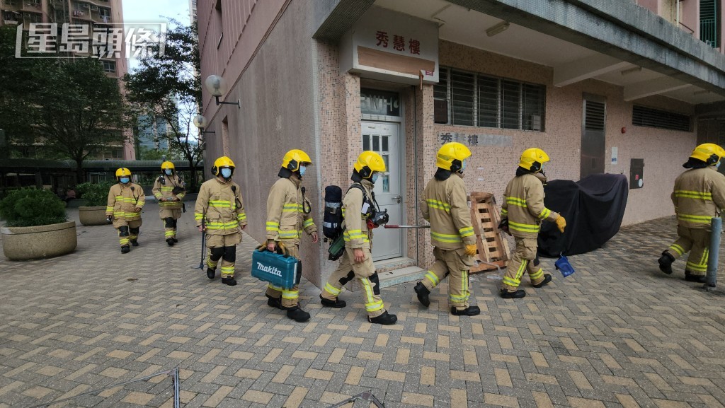 消防到場戒備。黃文威攝 消防到場戒備。黃文威攝