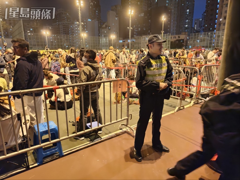警員在場維持秩序。尹敬堂攝 警員在場維持秩序。尹敬堂攝