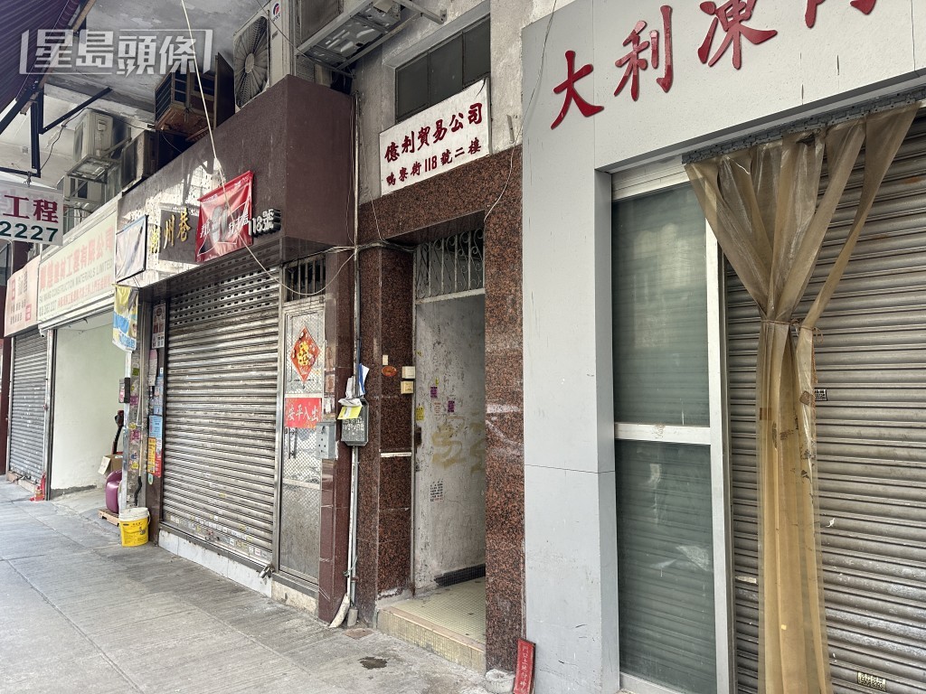 警員在附近截獲涉事男子。梁國峰攝 警員在附近截獲涉事男子。梁國峰攝