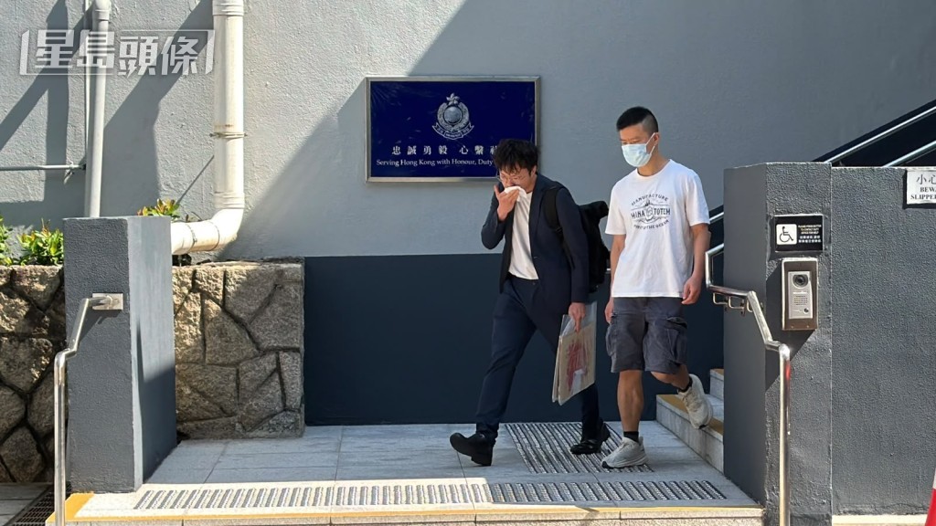 前“北区动源”成员黄嘉浩(左)被警方国安处拘捕,获准保释候查。刘汉权摄 前“北区动源”成员黄嘉浩(左)被警方国安处拘捕,获准保释候查。刘汉权摄