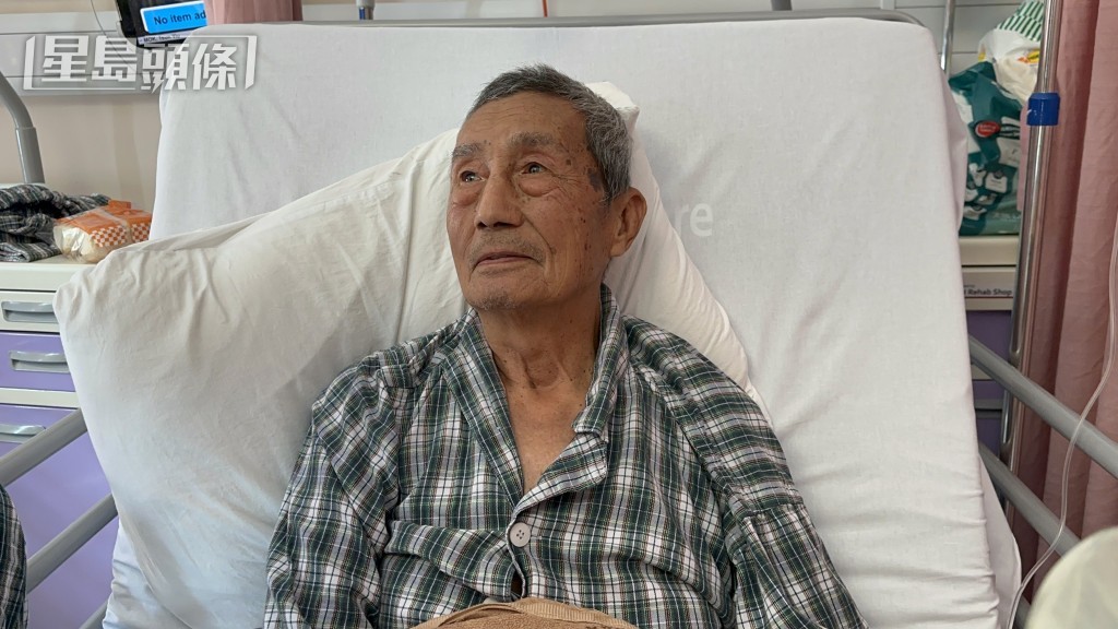 吳伯留院一晚已回復精神。梁國峰攝 吳伯留院一晚已回復精神。梁國峰攝