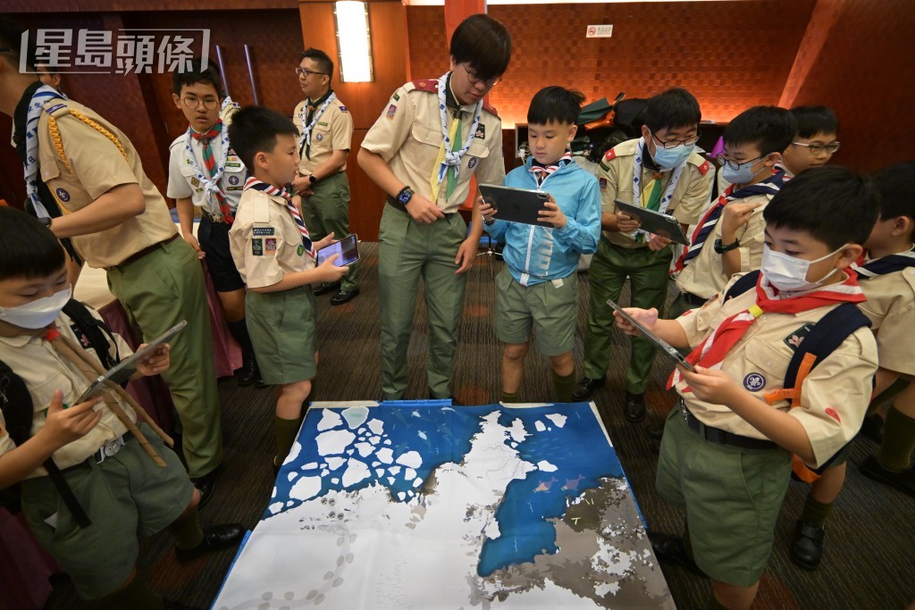 在場童軍參與攤位遊戲。蘇正謙攝