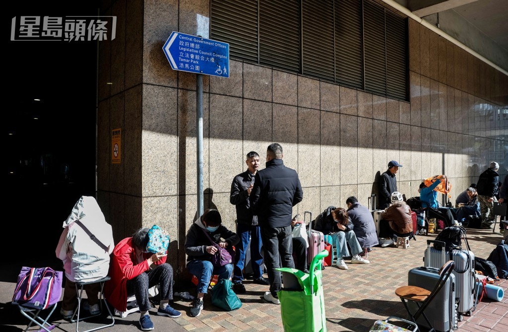 今早10時半牌照處樓下已現人龍，大多數為代辦人員。