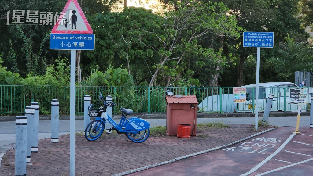 現場有其他共享單車停泊橋面及周邊。 現場有其他共享單車停泊橋面及周邊。