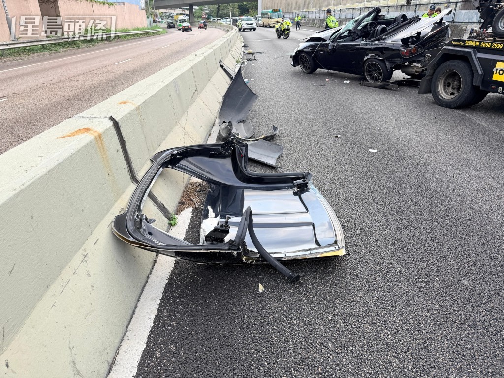 救援人員拆開車頂救人。