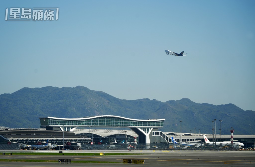機場三跑上月低已正式啟用。