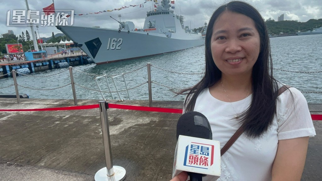 麥小姐帶同小朋友參觀軍艦,直言體驗「國家強大」。 麥小姐帶同小朋友參觀軍艦,直言體驗「國家強大」。