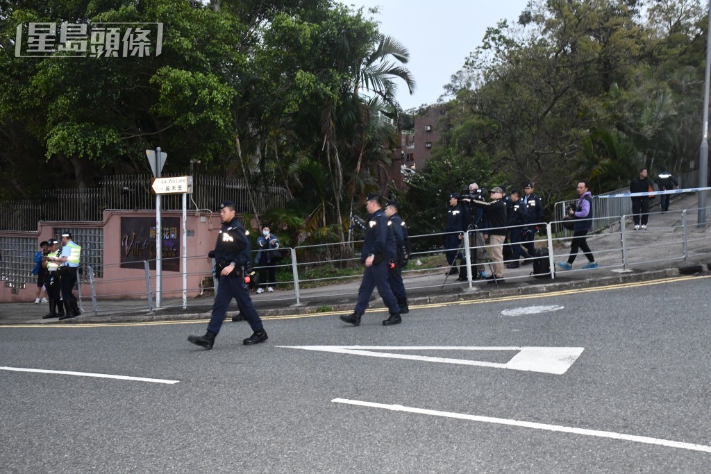 大批警員到場調查。徐裕民攝