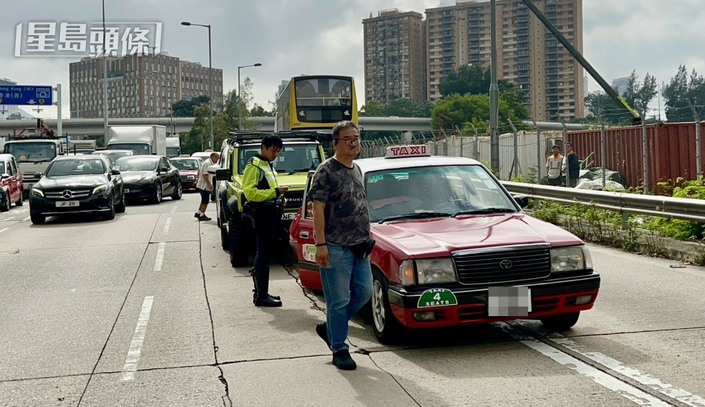 車禍涉及2輛的士及3輛私家車。