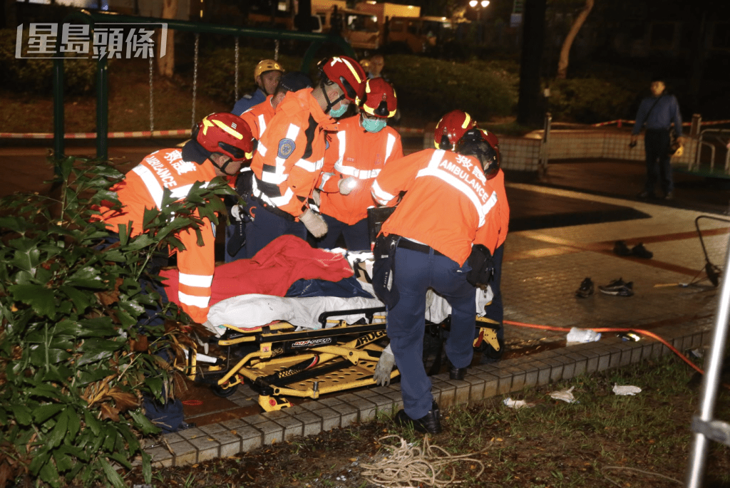 救护员将伤者送院。