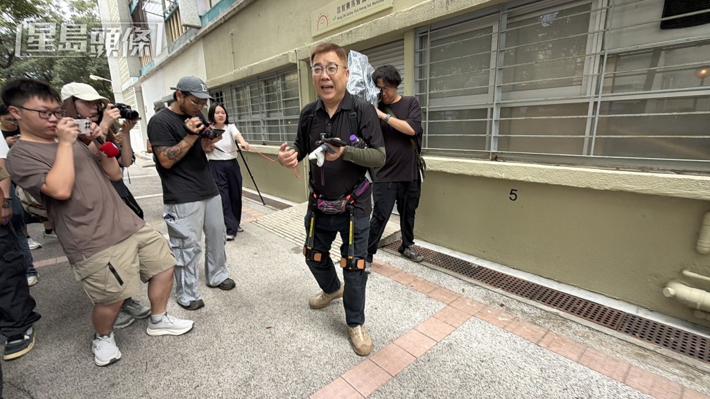 譚先生自備外骨骼步行輔助器,上樓執拾個人物品。梁國峰攝 譚先生自備外骨骼步行輔助器,上樓執拾個人物品。梁國峰攝