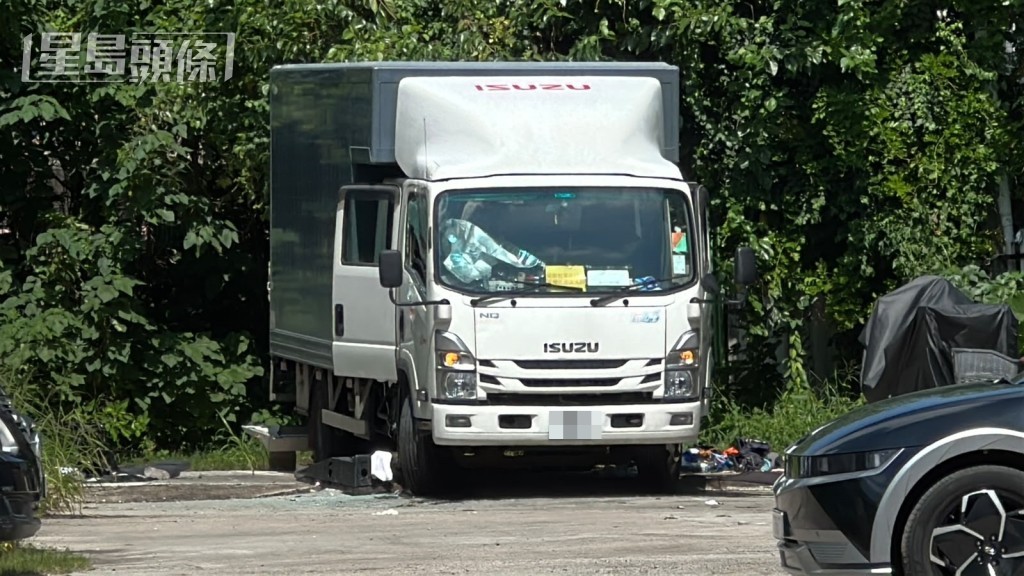 司機在貨車上燒炭。 司機在貨車上燒炭。