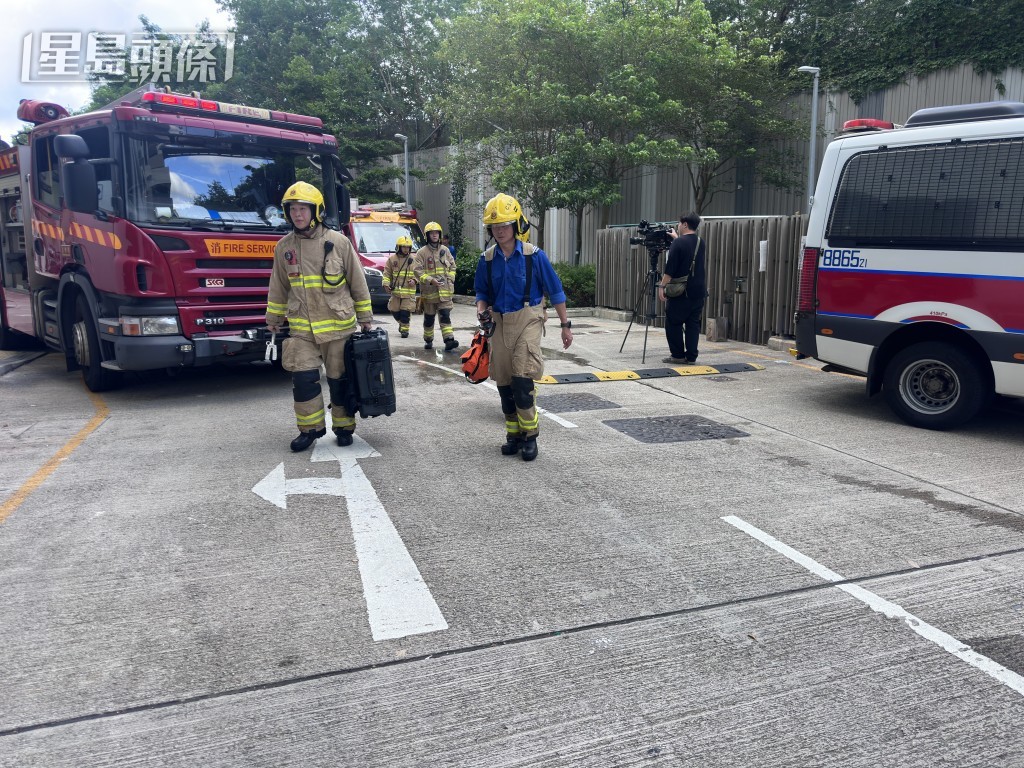 消防員到場灌救。 消防員到場灌救。