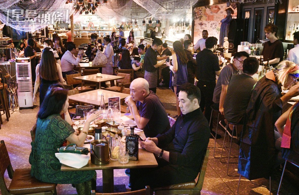 大部分酒吧會通宵營業。 大部分酒吧會通宵營業。