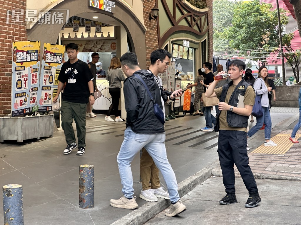 警員到街市調查。梁國峰攝