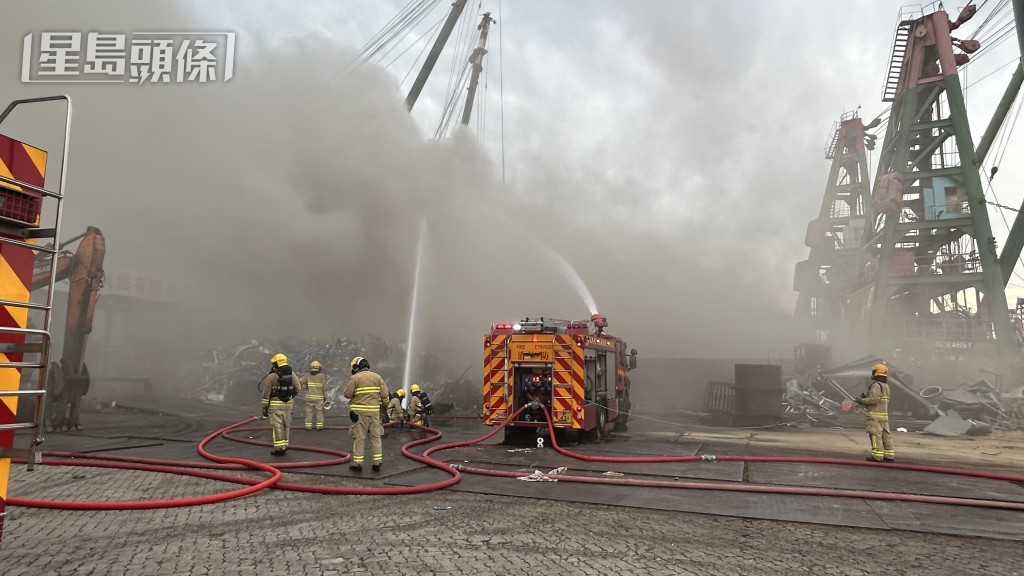 躉船起火，濃煙沖天。