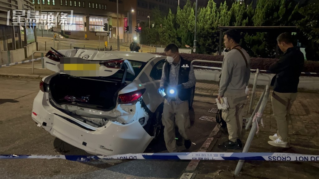 警員於九龍塘金城道尋獲涉案私家車，在場調查。蔡楚輝攝