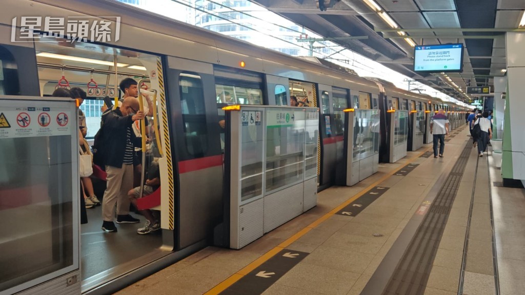 觀塘綫列車服務一度受阻。蔡楚輝攝 觀塘綫列車服務一度受阻。蔡楚輝攝