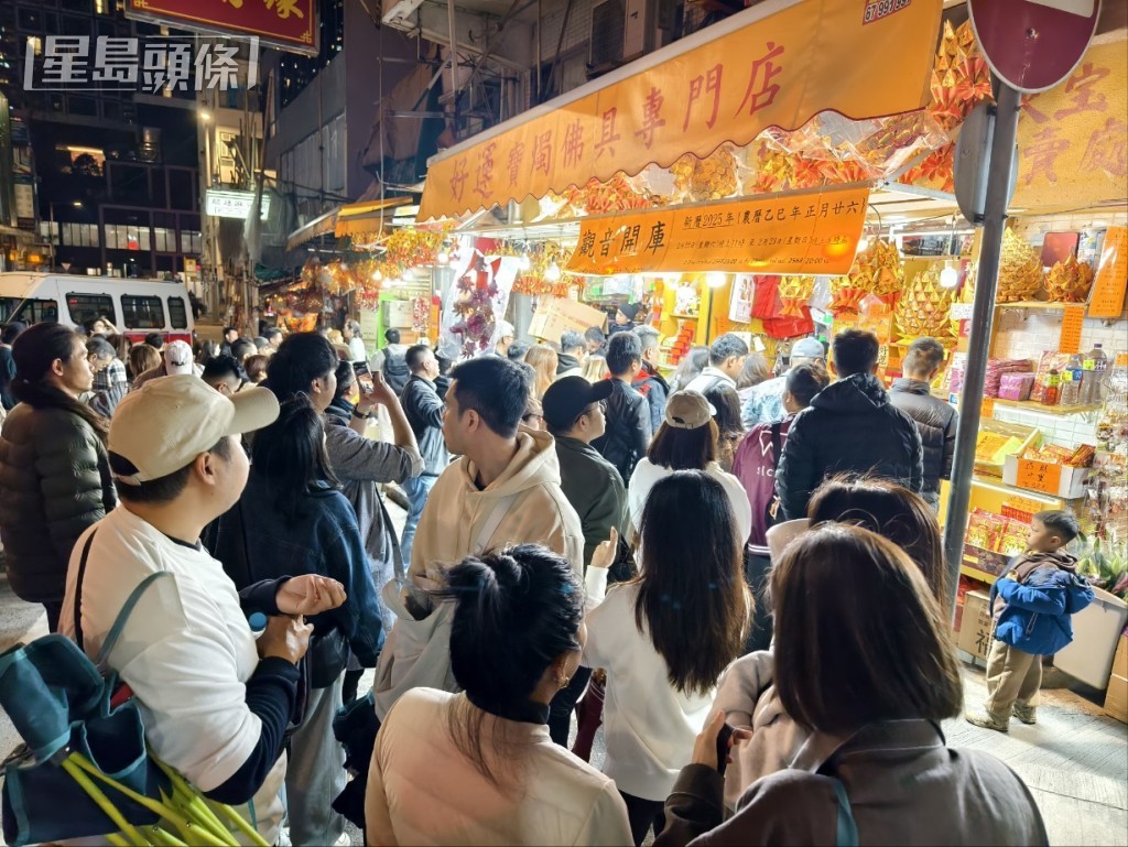 顧客絡繹不絕。尹敬堂攝 顧客絡繹不絕。尹敬堂攝