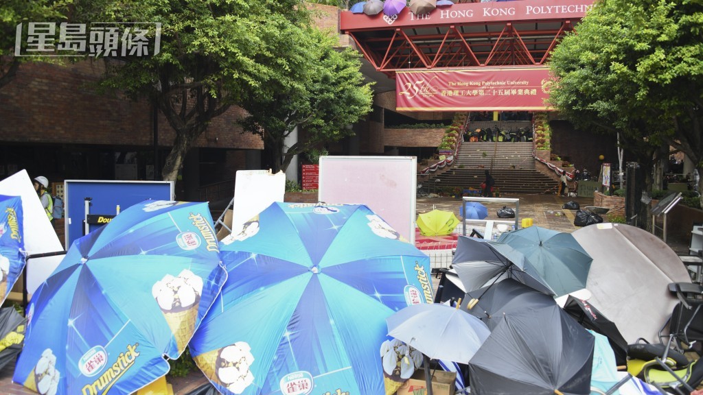 案發期間,示威人士以雨傘雜物等堵塞理大校園暢運道出口。資料圖片 案發期間,示威人士以雨傘雜物等堵塞理大校園暢運道出口。資料圖片