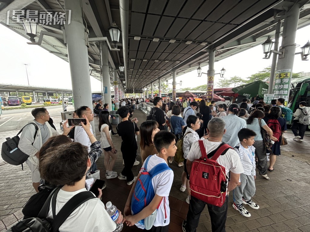 深圳灣口岸有大批旅客到港。 深圳灣口岸有大批旅客到港。