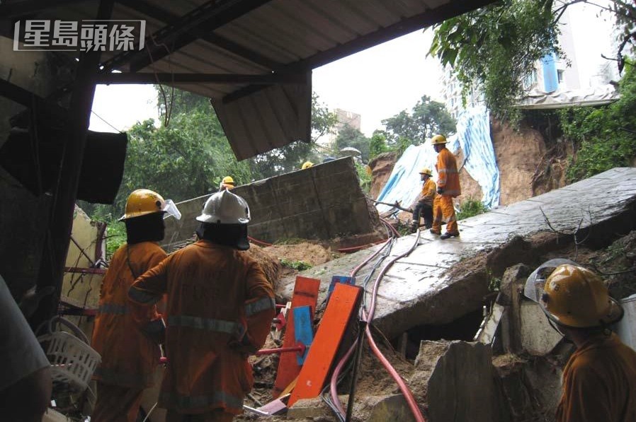 屯門舊咖啡灣山泥傾瀉,泥石及大幅混凝土護土牆壓毀位於山腳的一間寮屋的一部分,導致兩人喪生。土木工程拓展署圖片 屯門舊咖啡灣山泥傾瀉,泥石及大幅混凝土護土牆壓毀位於山腳的一間寮屋的一部分,導致兩人喪生。土木工程拓展署圖片