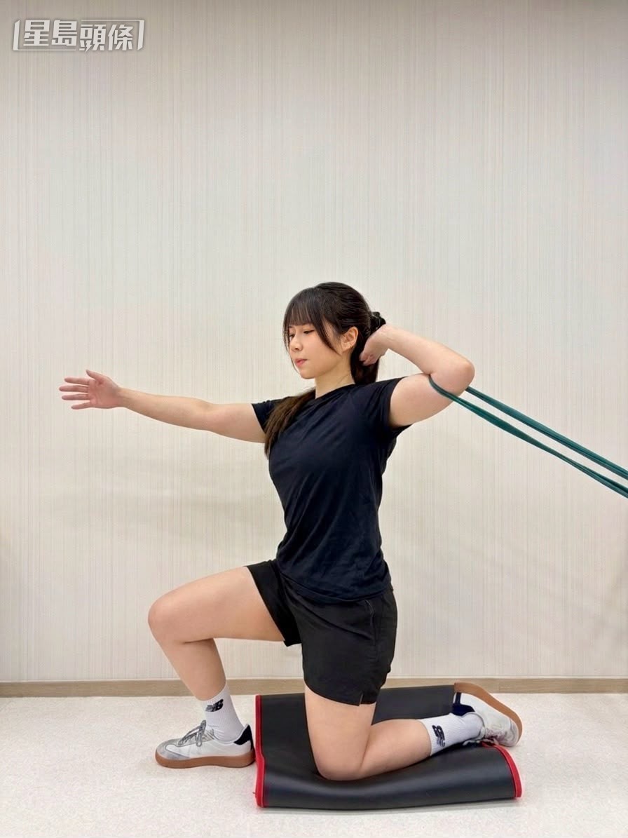 动作4|半跪姿弹力带扣球前收训练 起始位置:半跪姿稳定下半身,将弹力带套在上臂远端,并屈曲手肘。顺着弹力带向后的拉力,让胸口自然打开、胸椎向后侧旋转,达到击球前“拉弓”预先拉长胸肌与腹斜肌的状态。 动作4|半跪姿弹力带扣球前收训练 起始位置:半跪姿稳定下半身,将弹力带套在上臂远端,并屈曲手肘。顺着弹力带向后的拉力,让胸口自然打开、胸椎向后侧旋转,达到击球前“拉弓”预先拉长胸肌与腹斜肌的状态。