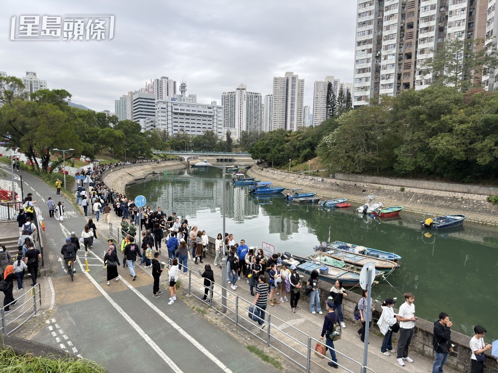 逾千名市民赴大埔獻花,人龍長達1.5公里。梁國峰攝 逾千名市民赴大埔獻花,人龍長達1.5公里。梁國峰攝
