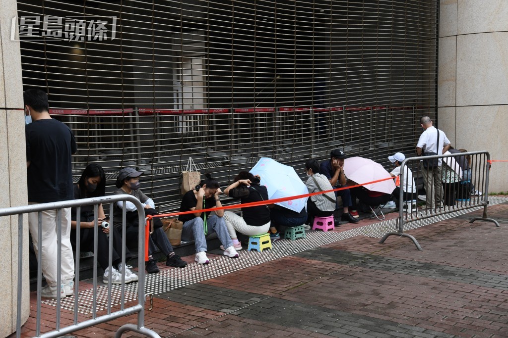 排隊等候旁聽的巿民。何健勇攝